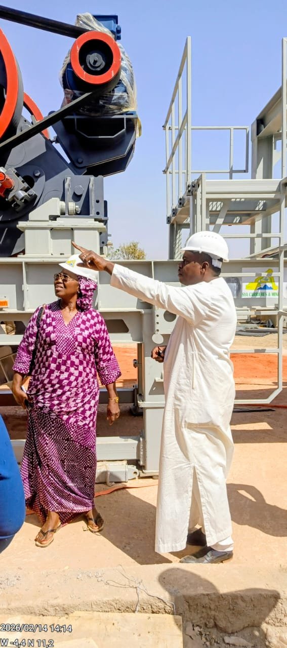 Ibrahim SANON, PDG de SYA CARRIERES & MINES, présentant les équipements industriels sur le site de production